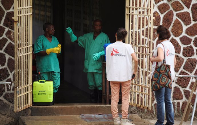 Personal sanitario y de MSF en una unidad para atender a enfermos de ébola