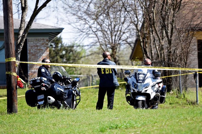 Policías y agentes del FBI vigilan la escena de una explosión en Austin, Texas
