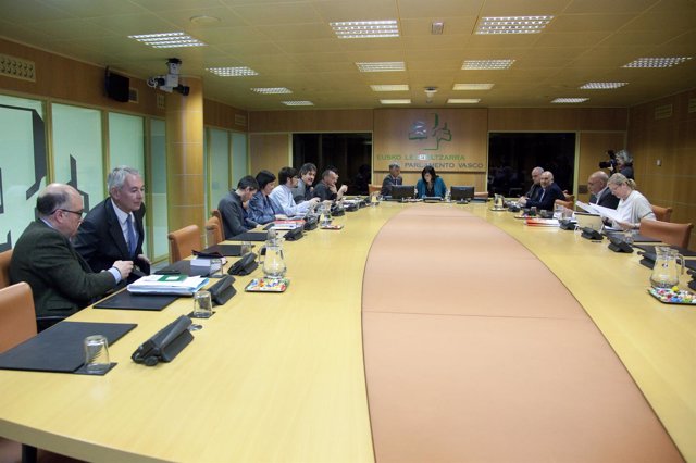 Reunión de la ponencia de autogobierno del Parlamento Vasco