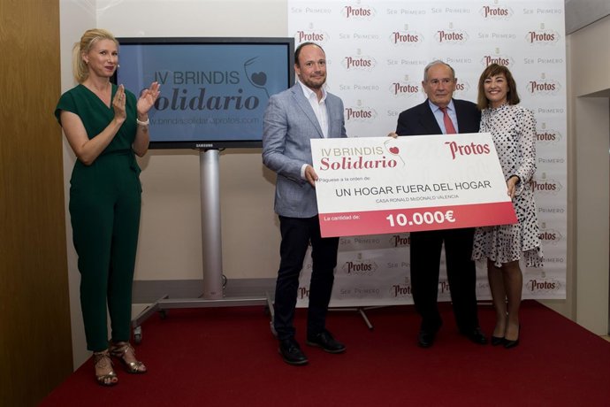 Bodegas Protos dona 10.000 euros al proyecto 'Un hogar fuera del hogar' de la Ca