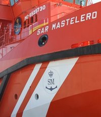 Trasladan al Puerto de Motril una patera rescatada con 67 personas a bordo