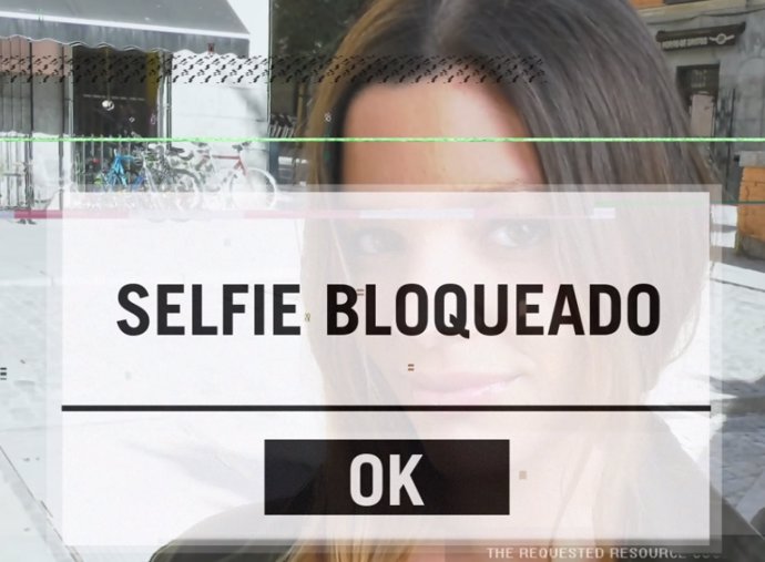 Una mujer gitana se hace un 'selfie' para una campaña de Secretariado Gitano
