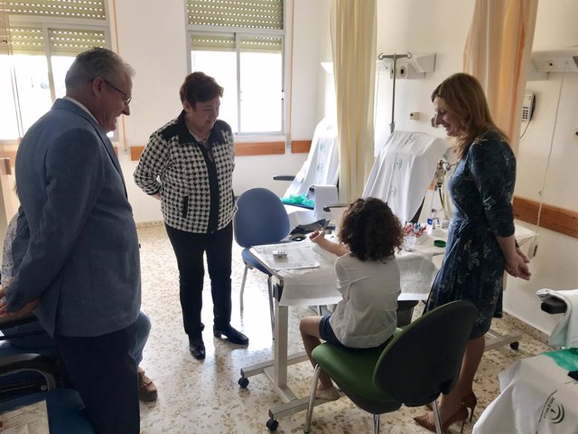 La consejera de Salud, Marina Álvarez, en el hospital de Riotinto. 