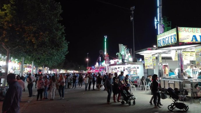 Familias pasean junto a atracciones en la Feria de Córdoba
