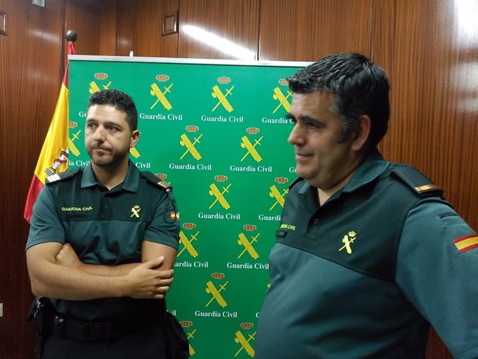 El cabo primero Francisco Javier Pajuelo, a la derecha