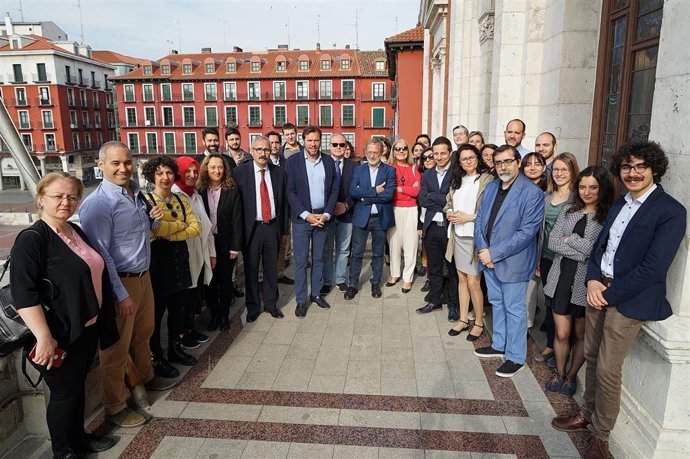 Los responsables de R2Cities y el equipo de Gobierno en el balcón consistorial
