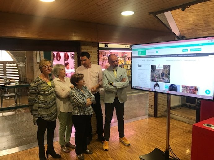 Maruja Pelegrín presenta la nueva web del mercado de Verónicas