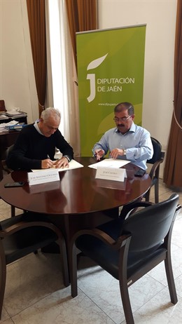 Firma del convenio sobre la carretera entre El Palomar y Las Juntas de Muriel.
