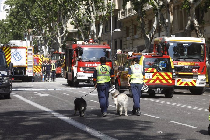 Imágenes de los bomberos de Madrid en el edificio que se ha derrumbado