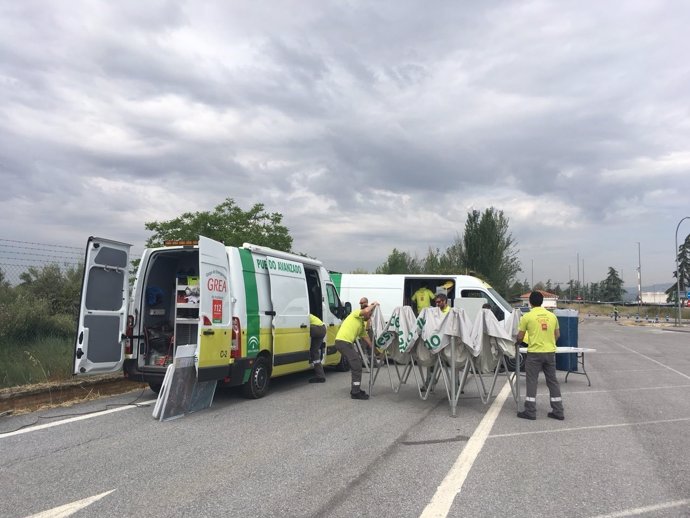 Sanitarios durante un simulacro de accidente en el aeropuerto de Granada
