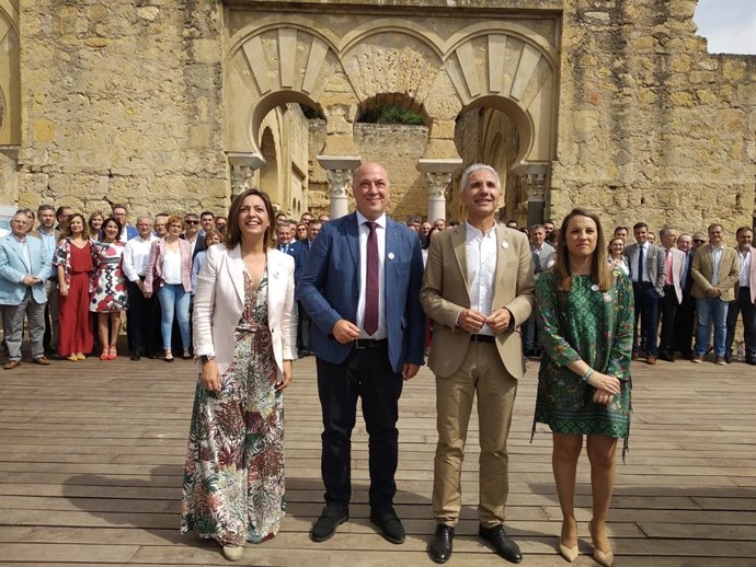 Isabel Ambrosio, Antonio Ruiz (centro) y Miguel Ángel Vázquez, junto a alcaldes
