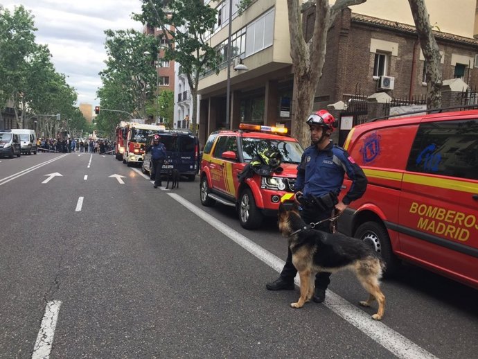 Bomberos en el derrumbe de la calle General Martínez Campos