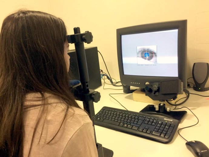 La pantalla muestra la dilatación pupilar de una participante del estudio