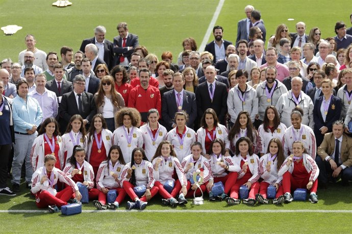 Luis Rubiales junto a la selección Sub-17 femenina
