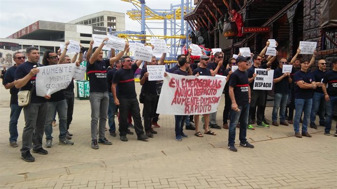 Concentración de bomberos pidiendo dimisión de Emilio Aumente