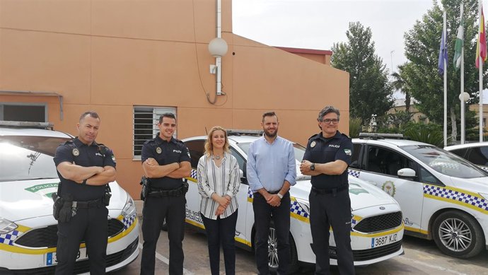Agentes de la Policía Local y la alcaldesa de Alcalá de Guadaíra
