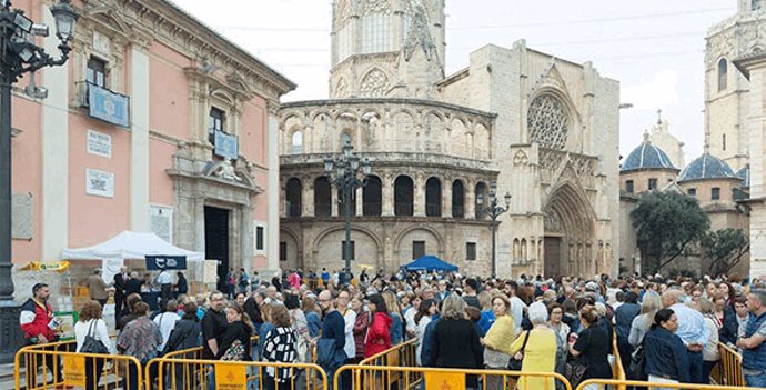 Valencianos esperan su turno en la plaza de la Virgen