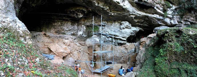 Excavación en la cueva prehistórica de Cualventi