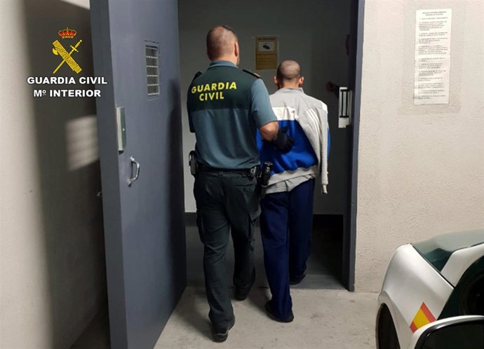 Guardia Civil desmantela un punto de venta de droga en una vivienda