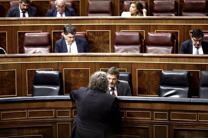 Joan Tardá y  Rafael Catalá hablan durante en el pleno sobre los Presupuestos
