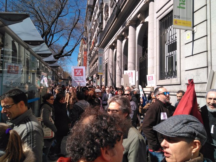 Protesta de trabajadores del Teatro de la Zarzuela ante Cultura