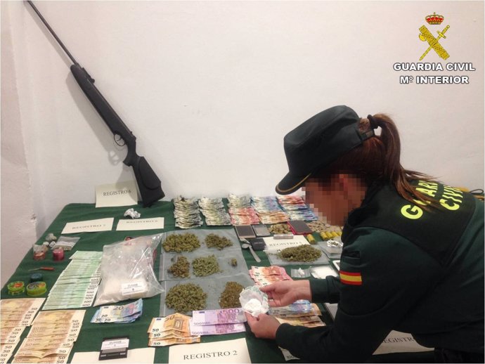 Una agente ante la droga,objetos y dinero incautado en Torrevieja