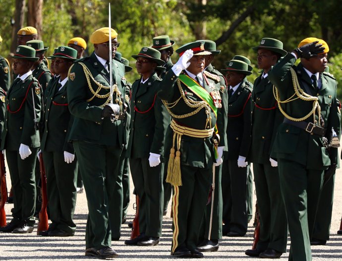 Constatino Chiwenga pasa revista a las Fuerzas Armadas de Zimbabue