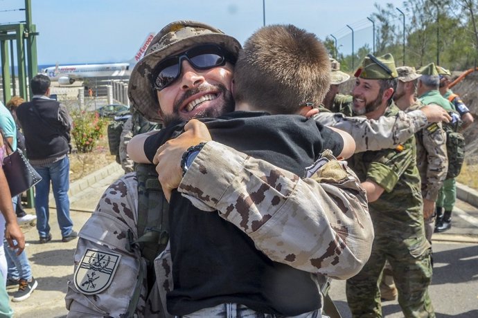 Un legionario abraza a su hijo en el aeropuerto de Almería tras regresar de Irak