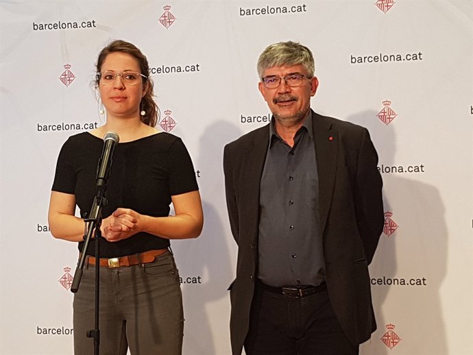 La regidora Janet Sanz al costat d'Agustí Colom en roda de premsa