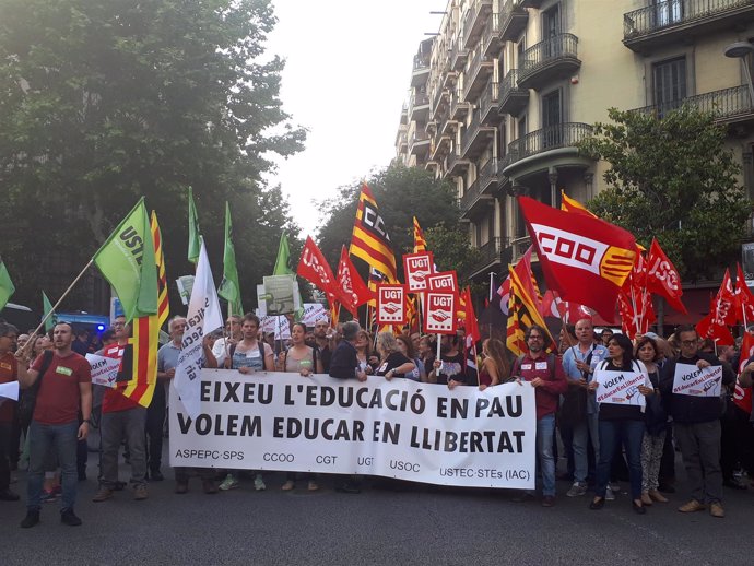 Concentración de apoyo a los profesores del IES El Palau investigados. Barcelona