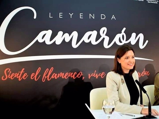 La alcaldesa de San Fernando, Patricia Cavada, presentando actos por Camarón