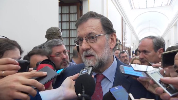 Rajoy comparece ante los medios en los pasillos del Congreso de los Diputados