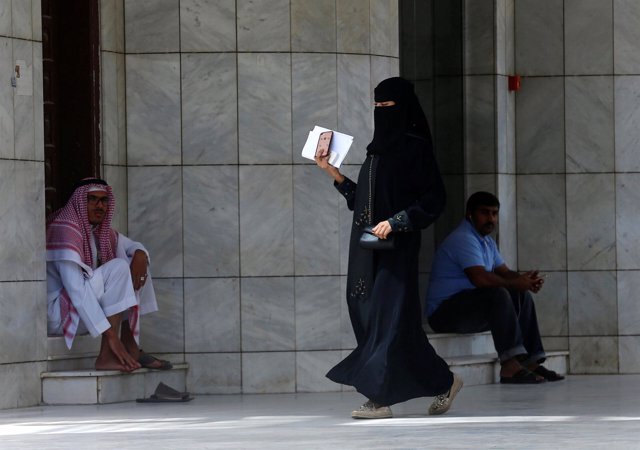 Una mujer saudí camina en Riad