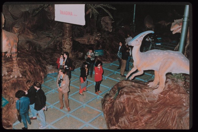 Imagen de la muestra 'Paseando entre dinosaurios', 1989