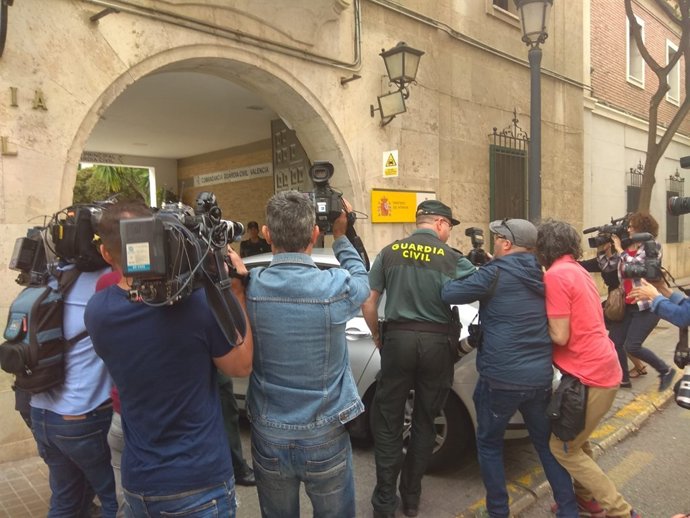 Eduardo Zaplana arriba a la Comandància de la Guàrdia Civil 