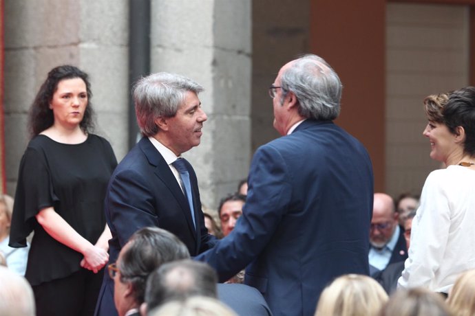 Ángel Garrido saluda a Ángel Gabilondo durante su toma de posesión