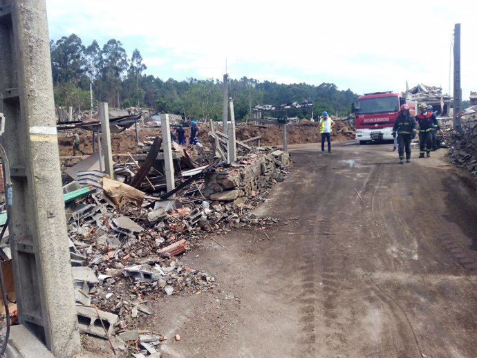 Destrozos ocasionados por la explosión de material pirotécnico en Tui