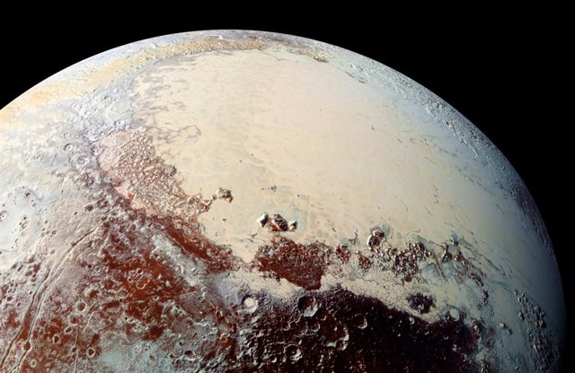 Plutón pudo formarse de la aglomeración de mil millones de cometas