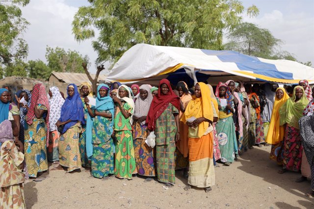 Mujeres esperan a recibir ayuda en Banki, Borno