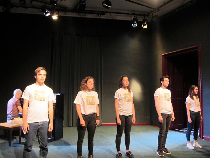Els intèrprets del musical al costat de Miquel Tejada al piano     
