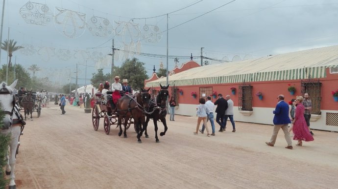Carruajes y peatones pasean por la Feria de Córdoba