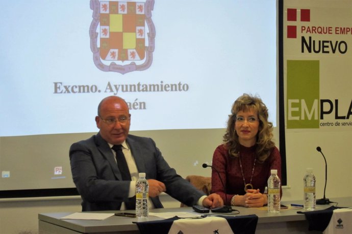 La concejala de Jaén Rosa Cárdenas, junto al alcalde, Javier Márquez.