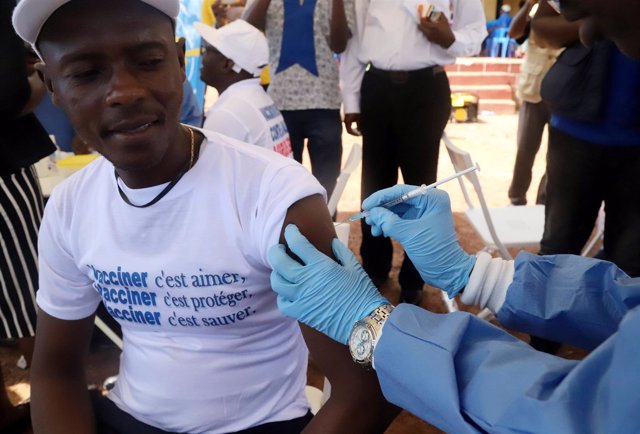 Trabajador de la OMS suministra la vacuna del ébola en RDC