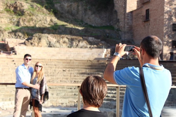 Turistas haciéndose una fotografía con un smartphone