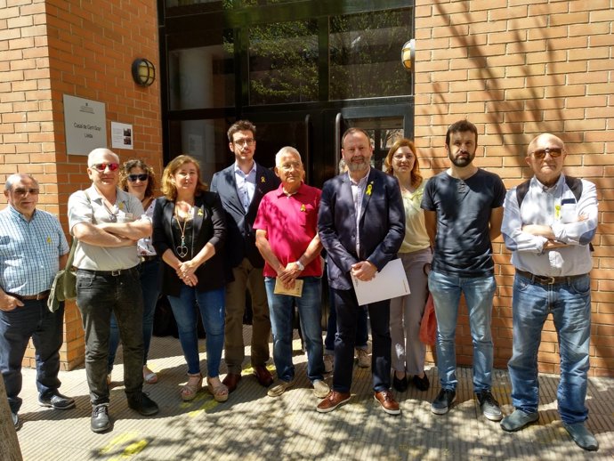 Concejales del PDeCAT, CUP y ERC en el barrio de la Mariola de Lleida