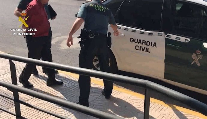 Traslado del hombre detenido por cambiar comida de una ONG por sexo