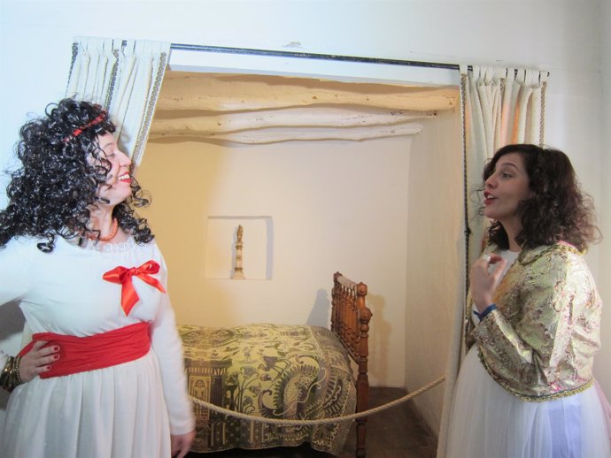 La Duquesa de Alba y la Maja Vestida guían a turistas por la Casa Natal de Goya
