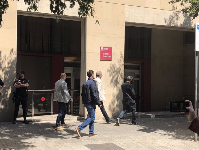 La comitiva judicial llega a la Diputación de Barcelona