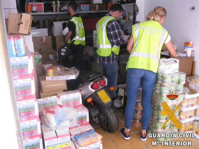 Comida intervenida en el garaje del detenido por ofrecer alimentos por sexo