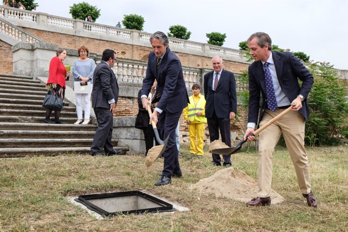 El ministro de Fomento y el alcalde de Boadilla durante el acto